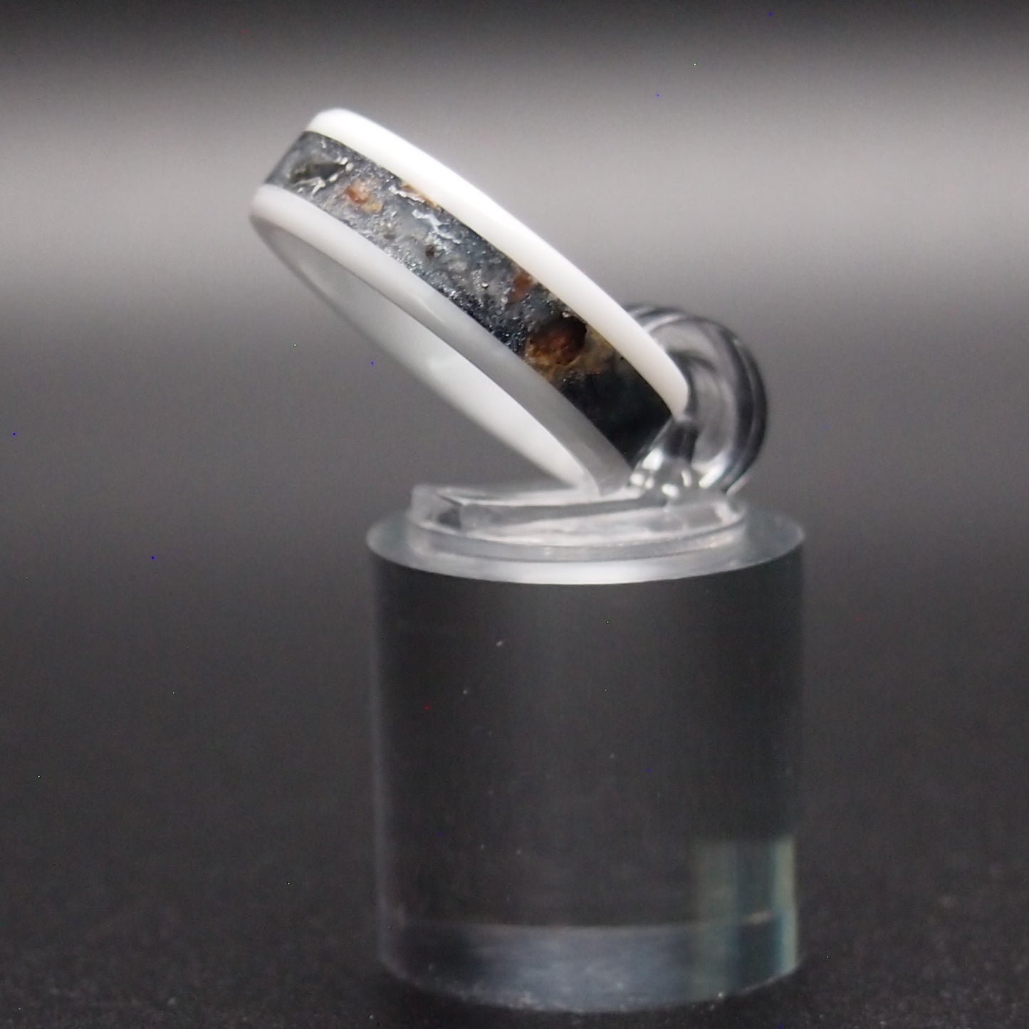 1/1 WHITE CERAMIC INLAY RING SIZE 6